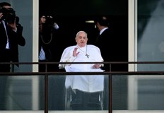 Понтификът се показа пред събралите се хора на болничния балкон