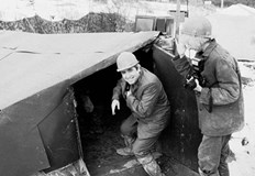 Журналистът слязъл до дъното на мистериозната дупка развенчава митовете за