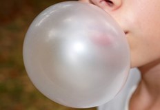 Микропластмасите се отделят през първите осем минути от дъвченетоДъвката която