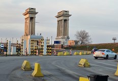 Трафикът се осъществява двупосочно в платното към България при ограничение