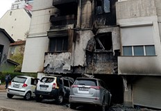 Пламъците бързо са обхванали и горните етажи на блокаМащабен пожар