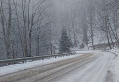 Закъсал ТИР и разлив на нафта създадоха допълнителни опасности за