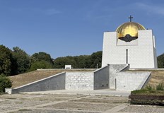 Злосторниците са изкъртили гранитна плоча над входа на историческия паметникДвама