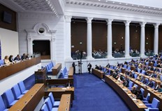 Минималната работна заплата става 1077 лева от 1 януариНародното събрание