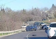 Два леки автомобила се удариха челно този следобедТежък пътен инцидент