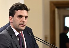 Евродепутатът преустановява съвместната работа с дългогодишния си помощник на фона