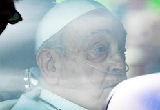 Въпреки подобрението Светият отец все още се бори с бактериални