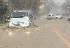 Автомобилите се движат трудно тротоарите са под водаСилен дъжд наводни