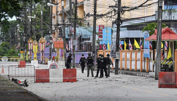 Въоръжени групи атакуваха полицейски участък и взривиха експлозиви на пътя