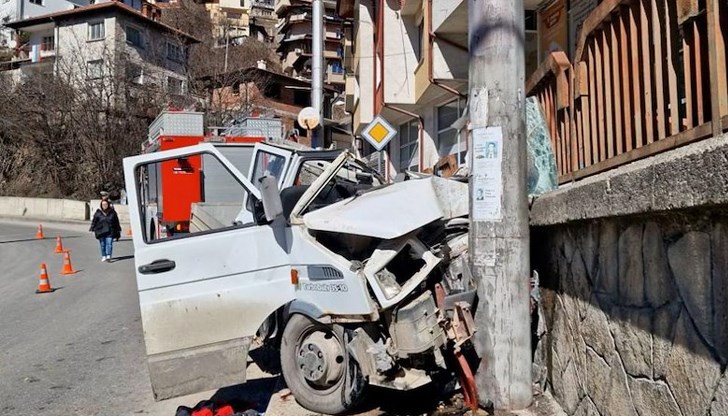 Товарен микробус се удари в електрически стълб, трима пострадаха при инцидента