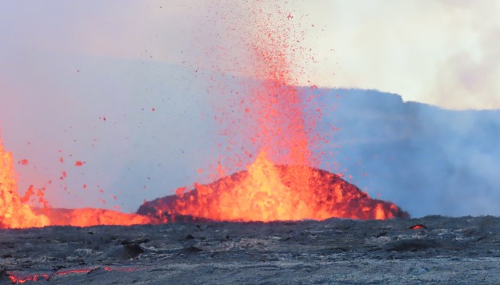 Охранителни камери запечатват зрелищни кадри на изригването