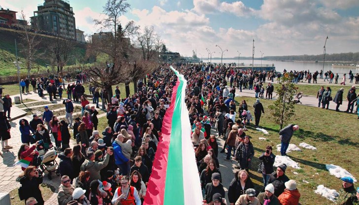 Учениците от СУ "Васил Левски" изненадаха русенци с рекорден трибагреник