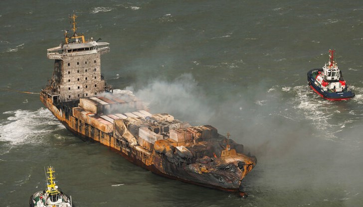 Все още не са ясни причините за сблъсъка между контейнеровоз и петролен танкер