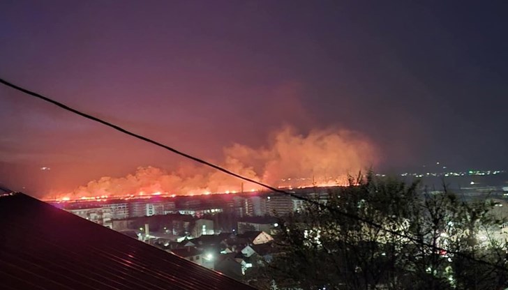 Огънят се разпространява неконтролируемо, всички пожарникари са мобилизирани