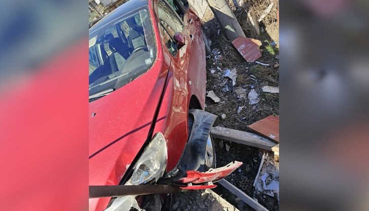 Възрастен шофьор помете контейнери, кола и ограда при инцидент в квартал "Устово" Възрастен шофьор помете контейнери, кола и ограда при инцидент в квартал "Устово"