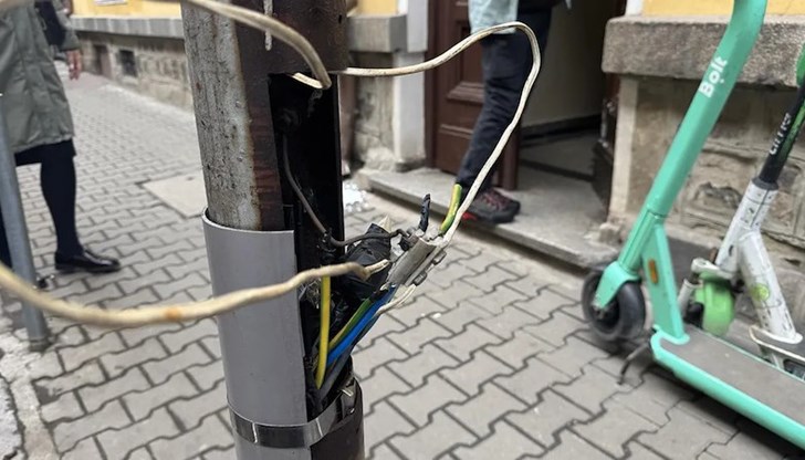 Гражданите са принудени да заобикалят опасни съоръжения по улица „Ангел Кънчев"