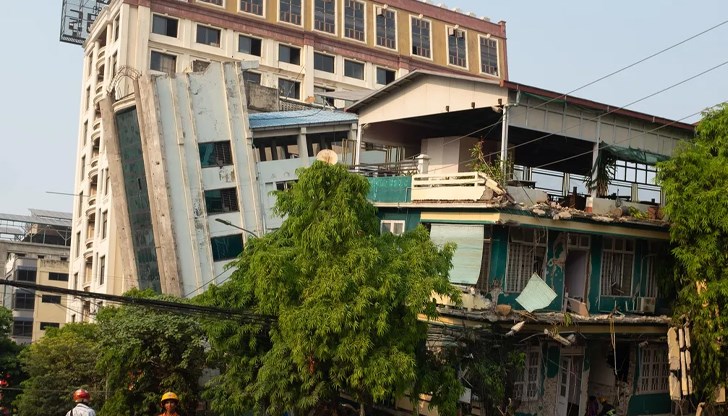 Лидерът на военната хунта призова за международна помощ след разрушителните трусове с магнитуд 7,7 и 6,4 по Рихтер Лидерът на военната хунта призова за международна помощ след разрушителните трусове с магнитуд 7,7 и 6,4 по Рихтер
