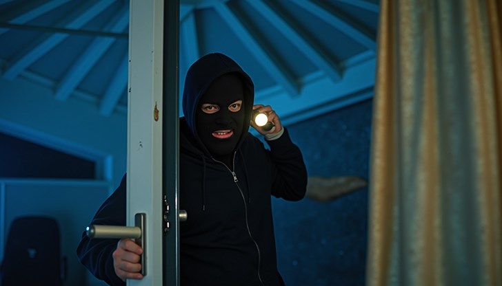 Апашите отмъкнаха над 1100 лева от търговския обект