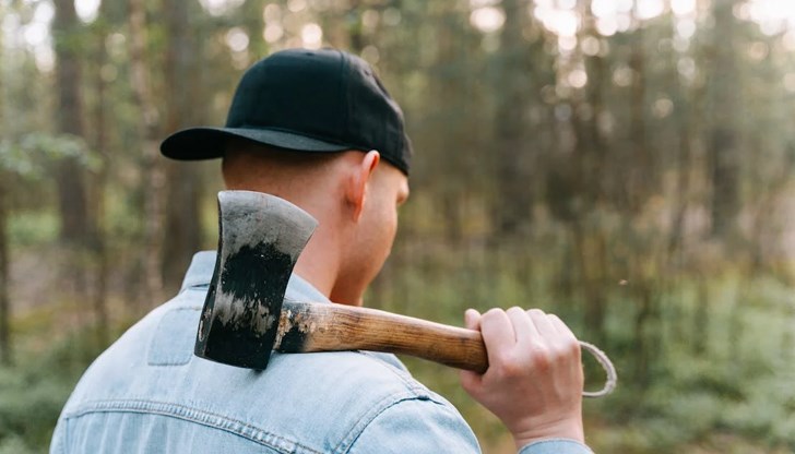 Агресивният мъж заплашил приятелката си с брадва