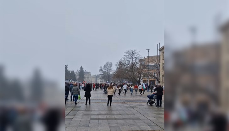 Над 60 младежи се хванаха на хоро пред Съдебната палата