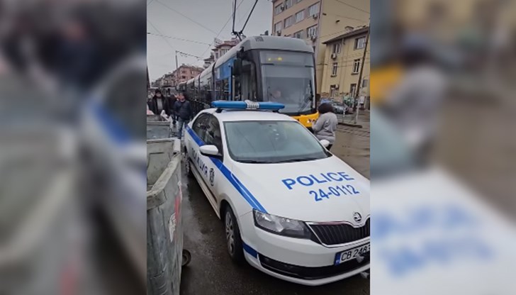 Ситуацията е довела до образуването на дълга опашка от трамваи