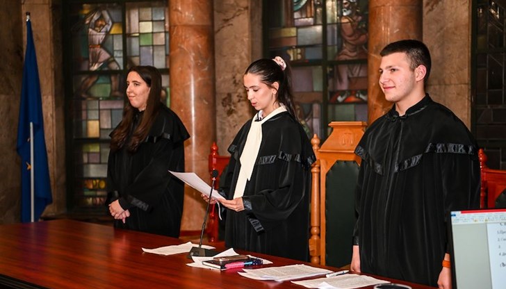 Ученици влязоха в ролите на съдии, прокурори и свидетели с подкрепата на опитни юристи