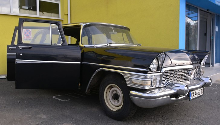 Легендарна лимузина "Чайка" става подводен риф в морето край града