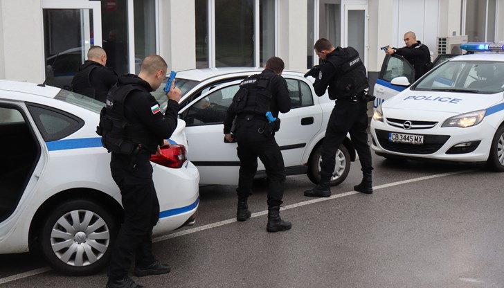 Курсанти демонстрират умения по стрелба, тактика и лична защита пред бъдещи кандидати