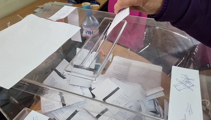 Към 17:30 часа са гласували малко над една трета от имащите право на глас Към 17:30 часа са гласували малко над една трета от имащите право на глас