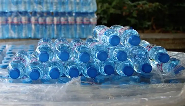 Близо 25 000 бутилки ще бъдат разпределени между жителите на великотърновското село Близо 25 000 бутилки ще бъдат разпределени между жителите на великотърновското село