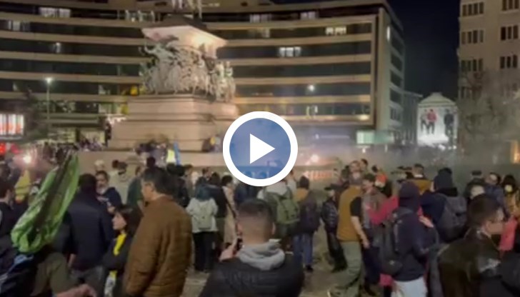 Фойерверките паднаха сред демонстранти от два протеста в столицата, недоволни граждани го обявиха за провокатор