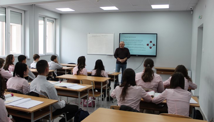 Осмокласниците от ПГ по туризъм научиха за важността на кръвната група и резус-фактора от водещ онколог