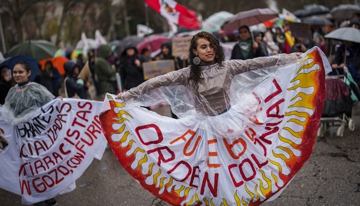 Мъже и жени рамо до рамо в мадридските протести за равенство между половете