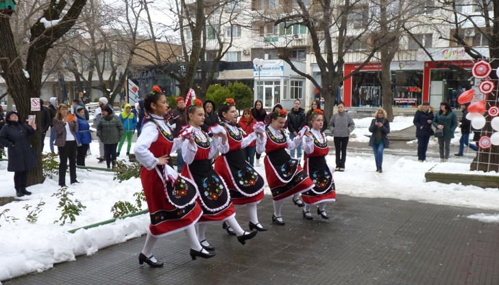 Младежите изработиха ръчно символите на Баба Марта и ги подариха на граждани