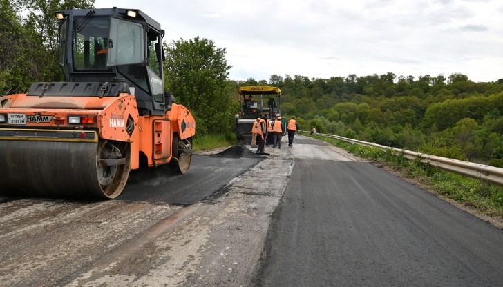 Пътната настилка е с множество пукнатини, дупки и слягания, които ще бъдат отстранени
