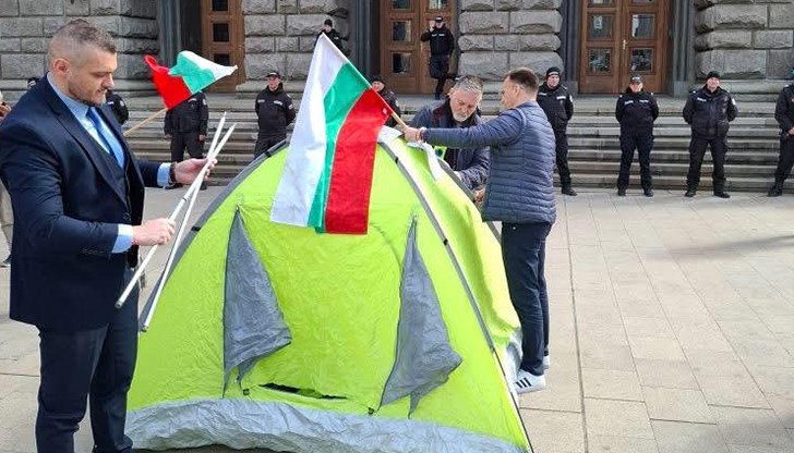 Протестиращите настояват за оставка на ЦИК и промени в Изборния кодекс Протестиращите настояват за оставка на ЦИК и промени в Изборния кодекс