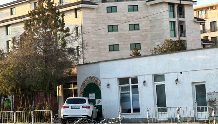 "Мерцедесът" е прегазил метални ограждения и се е качил на тротоара