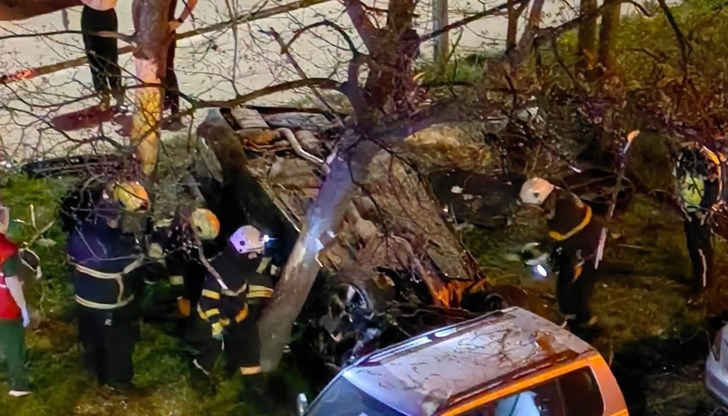 Автомобил се преобърна по таван след сблъсък пред ВМА