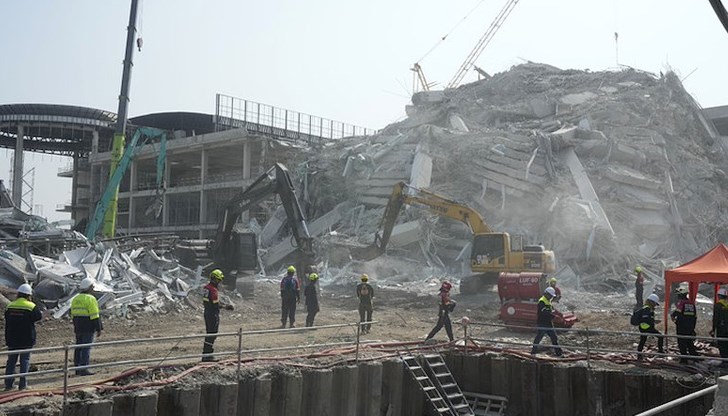 Оцелелите са в капан на няколко метра под повърхността