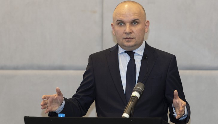 Евродепутатът: Имахме одобрени кадри, но "някой натисна копчето"