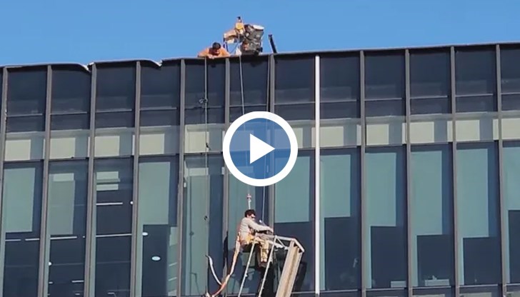 Спасителни екипи реагираха светкавично и предотвратиха падане от 10-метрова височина