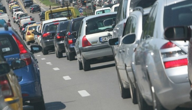 Движението към София е ограничено в района на Ихтиман Движението към София е ограничено в района на Ихтиман