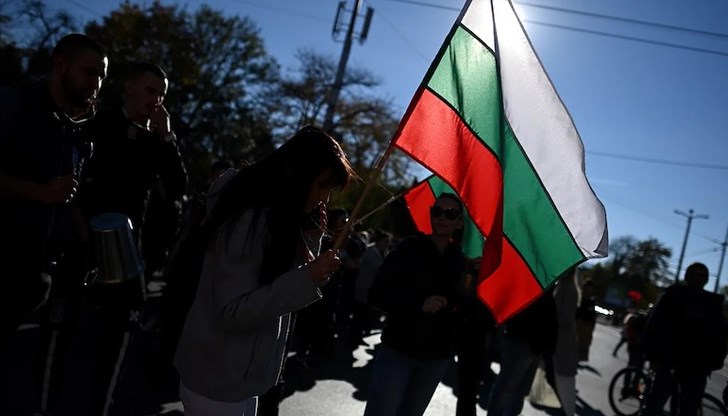 Хиляди излизат на протест срещу блокирането на Конституционния съд