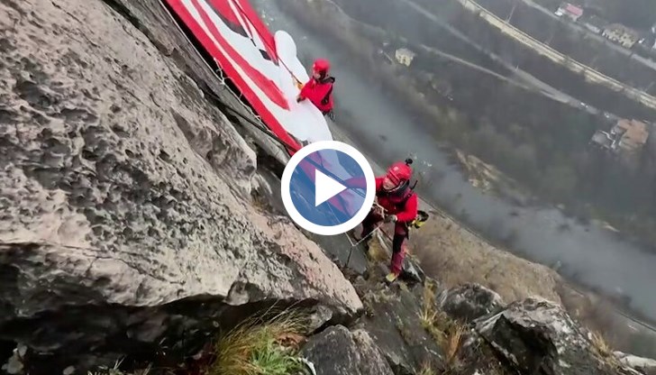 Монтирането на огромния символ на пролетта не е било лека задача