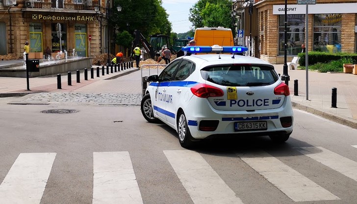 Полицията издирва извършителите на две кражби от жилищни входове