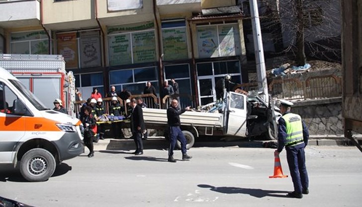 Спирачките най-вероятно са отказали на стръмния участък на входа от Пампорово