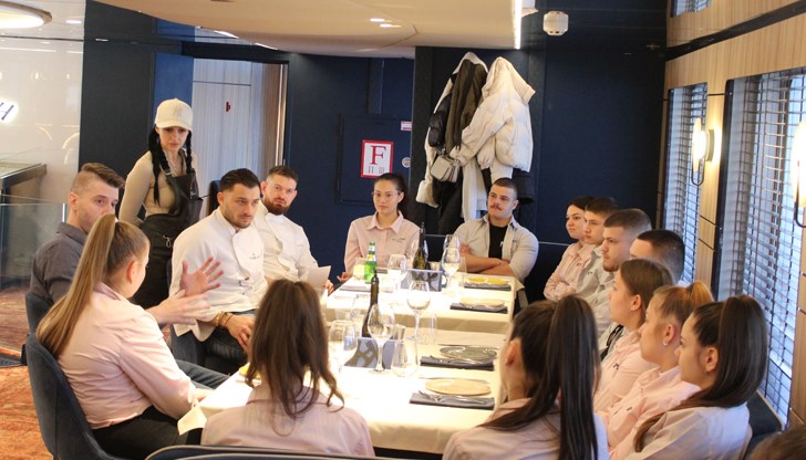 Шеф-готвачи представиха петстепенно меню пред възпитаници на гимназията по туризъм