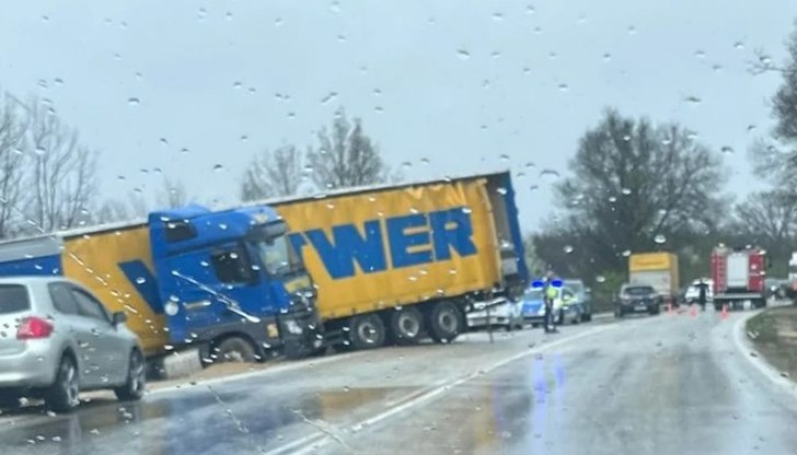 Лек автомобил „Пежо“ се е сблъскал с тежкотоварен камион