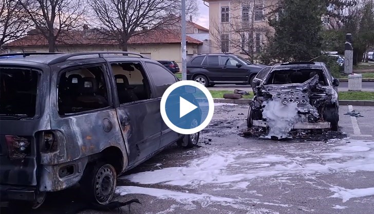 Луксозен Мерцедес изгоря напълно, ван и джип са частично повредени