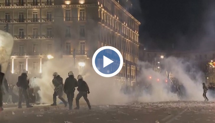 Демонстранти хвърляха димки и палиха кофи за боклук